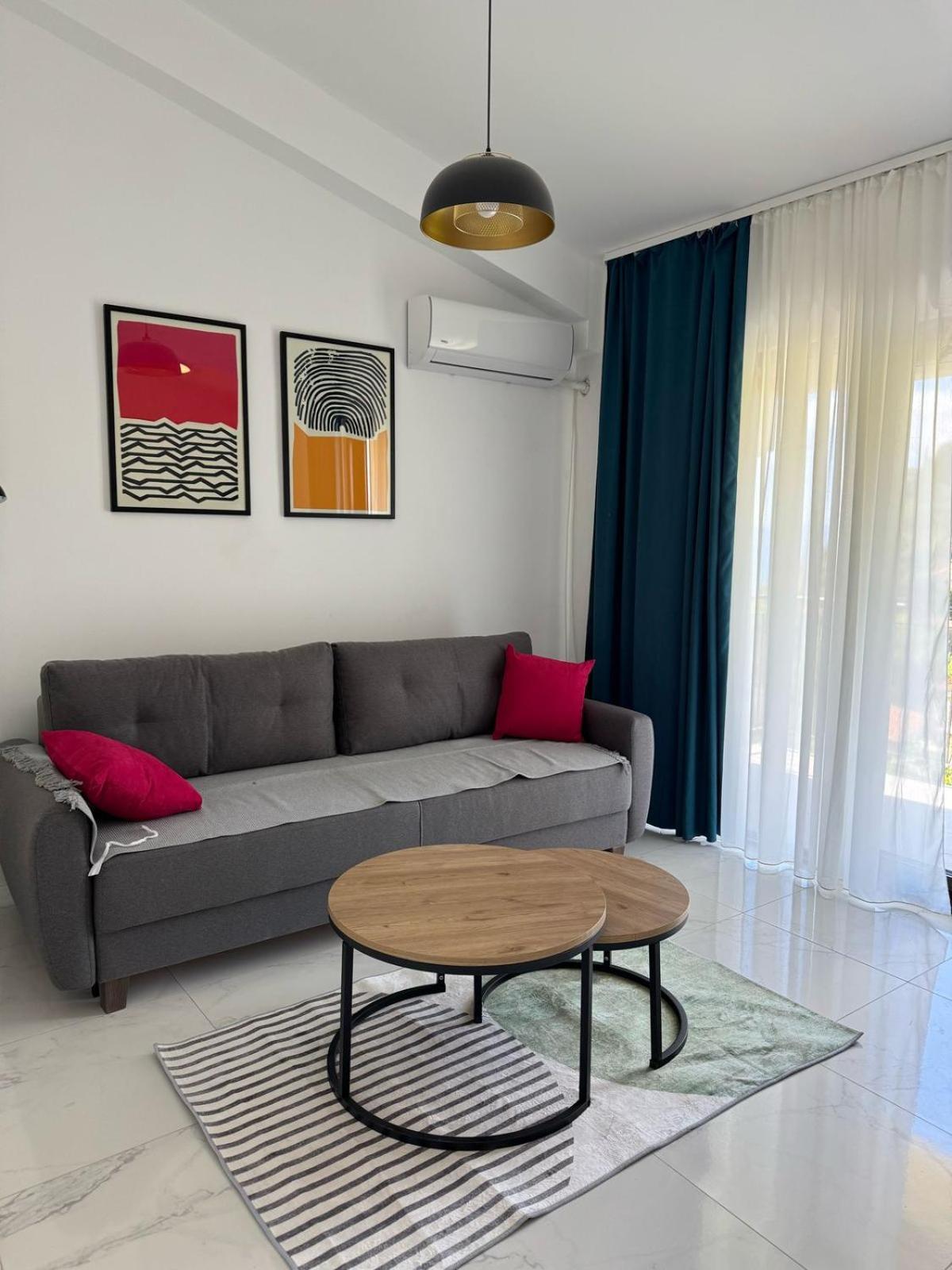 Midpoint And Sun Apartment *